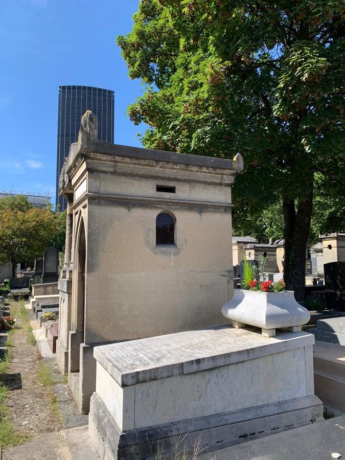 Sepultura de Michel Bréal en el cementerio de Montparnasse antes de la restauración, vista general