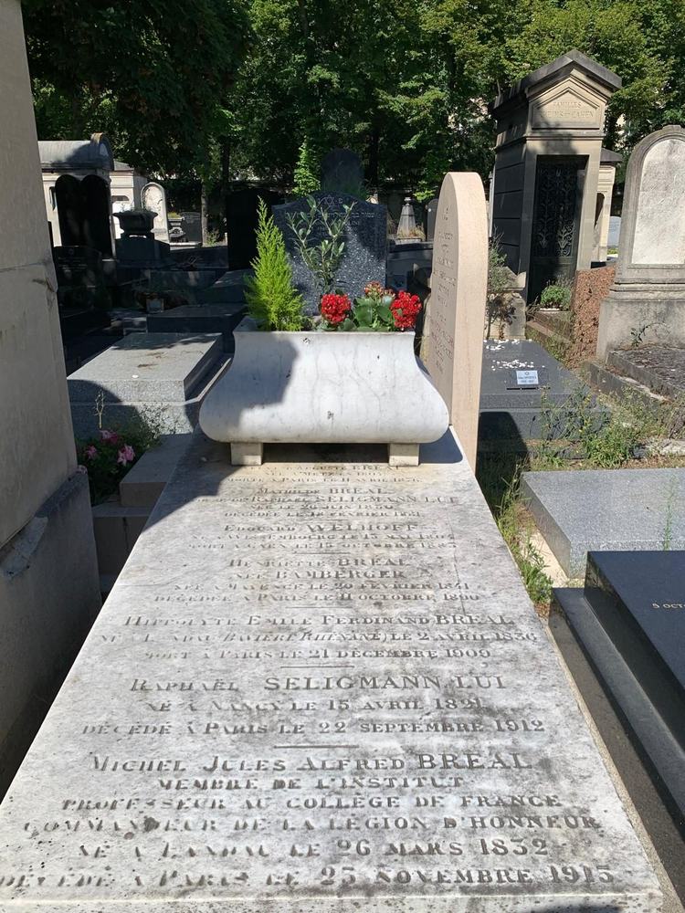 La tumba de Michel Bréal antes de la restauración, mármol ennegrecido e inscripciones ilegibles