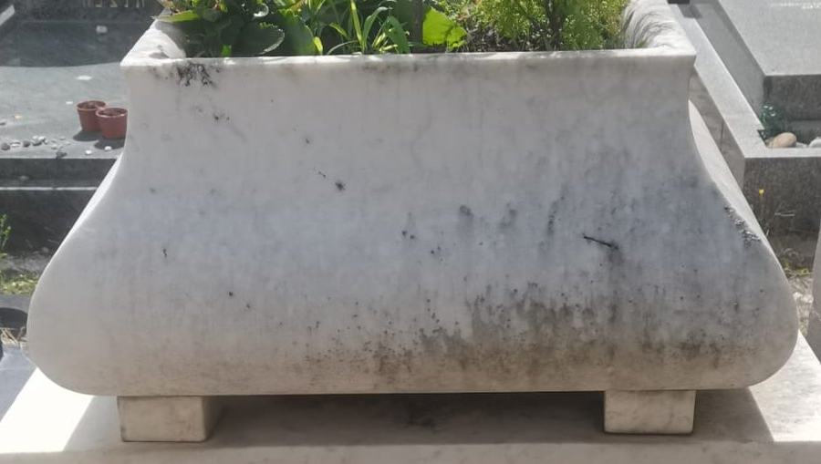 Jardinera de mármol ennegrecida y sin inscripción, antes de la restauración