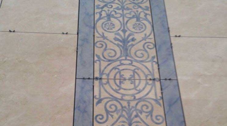 Sol en marqueterie de marbre - Bande centrale avec motifs arabesques bleus