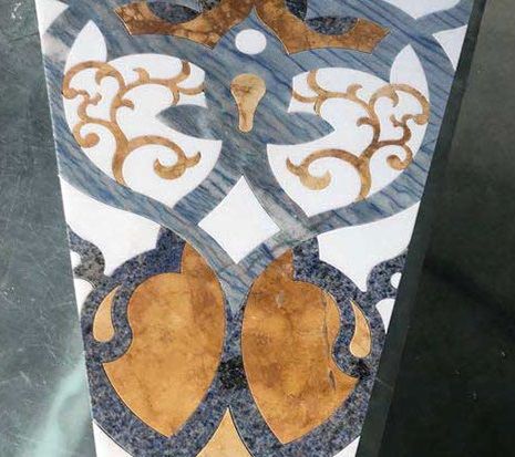 Détail marqueterie au sol - Motifs floraux et géométriques dorés