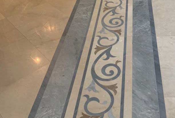 Sol en marqueterie de marbre - Bande décorative avec volutes grises