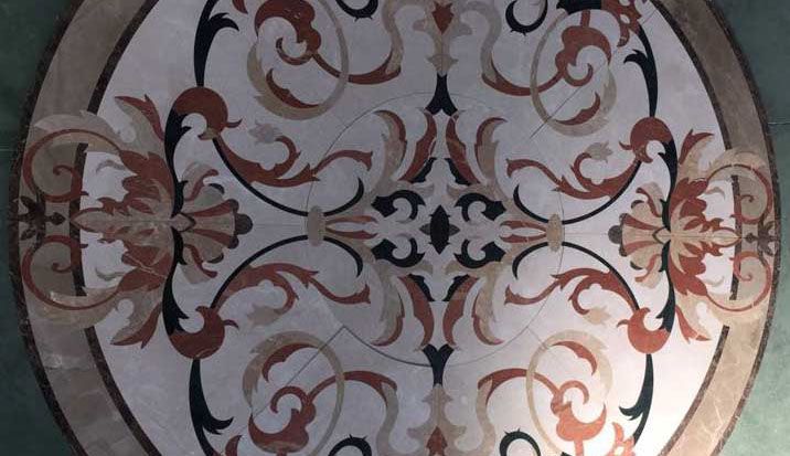 Table ronde en marqueterie de marbre - Motifs arabesques floraux