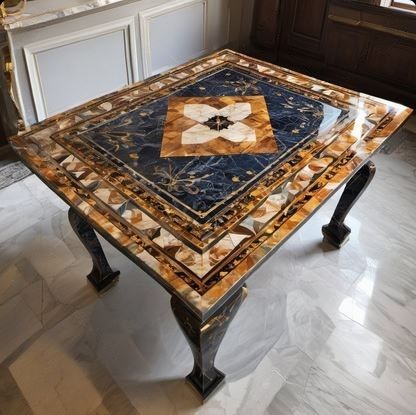 Table basse en marqueterie de marbre avec pieds noirs - Design géométrique doré